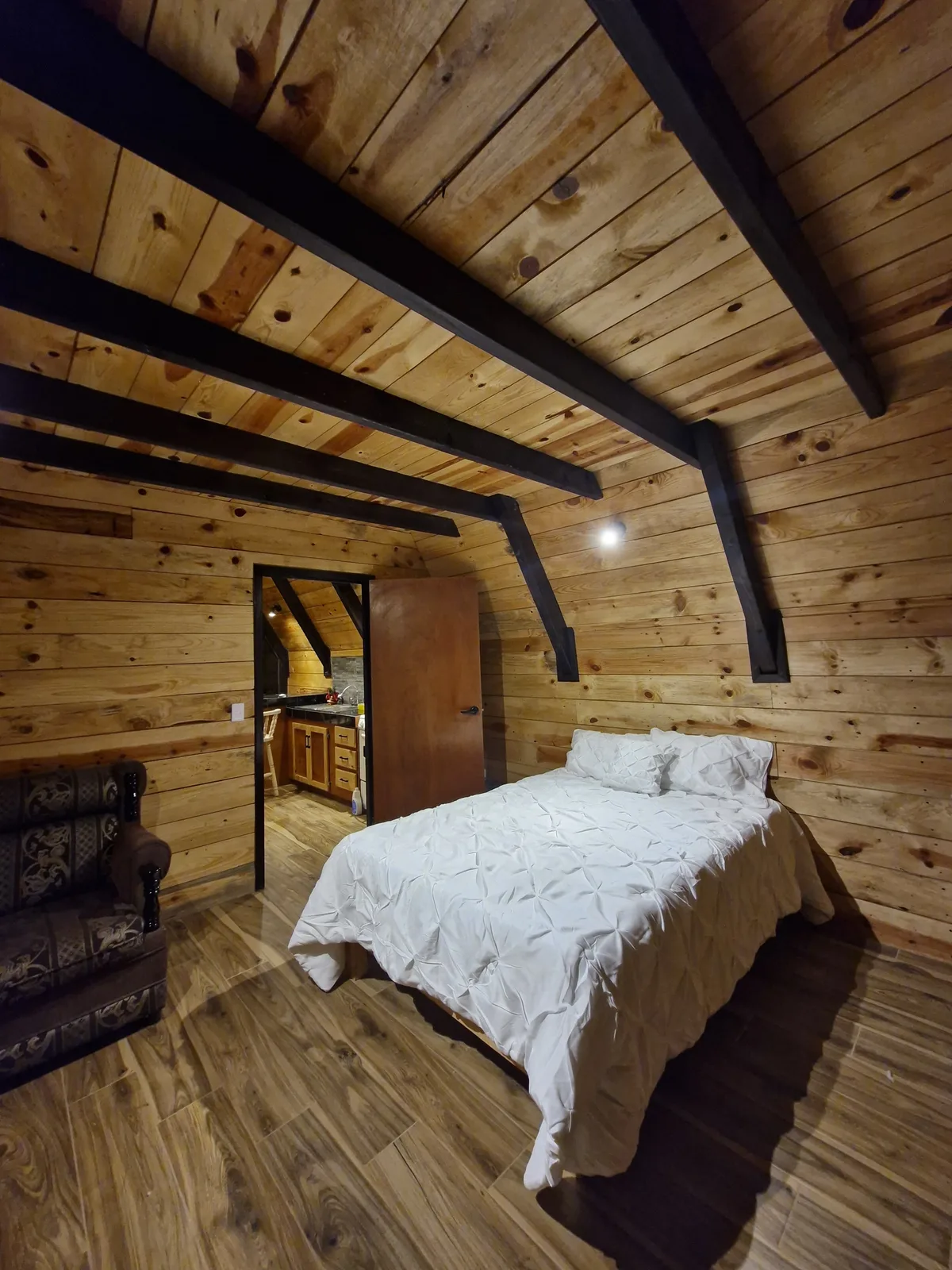 Recámara principal con cama matrimonial