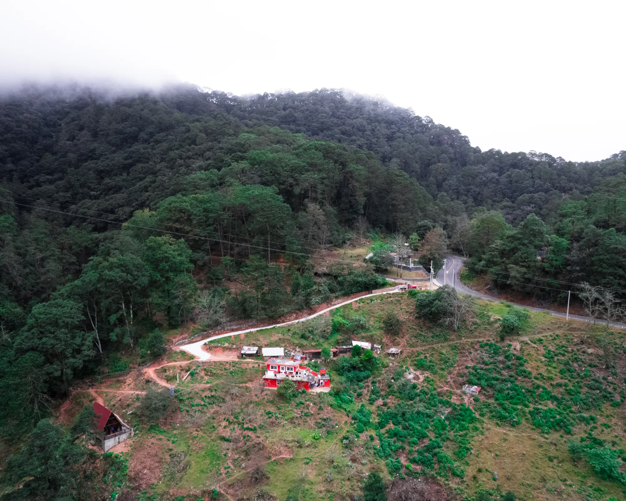 Vista aérea de la sierra alrededor de la cabaña